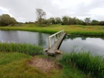 Smal bruggetje over koud water